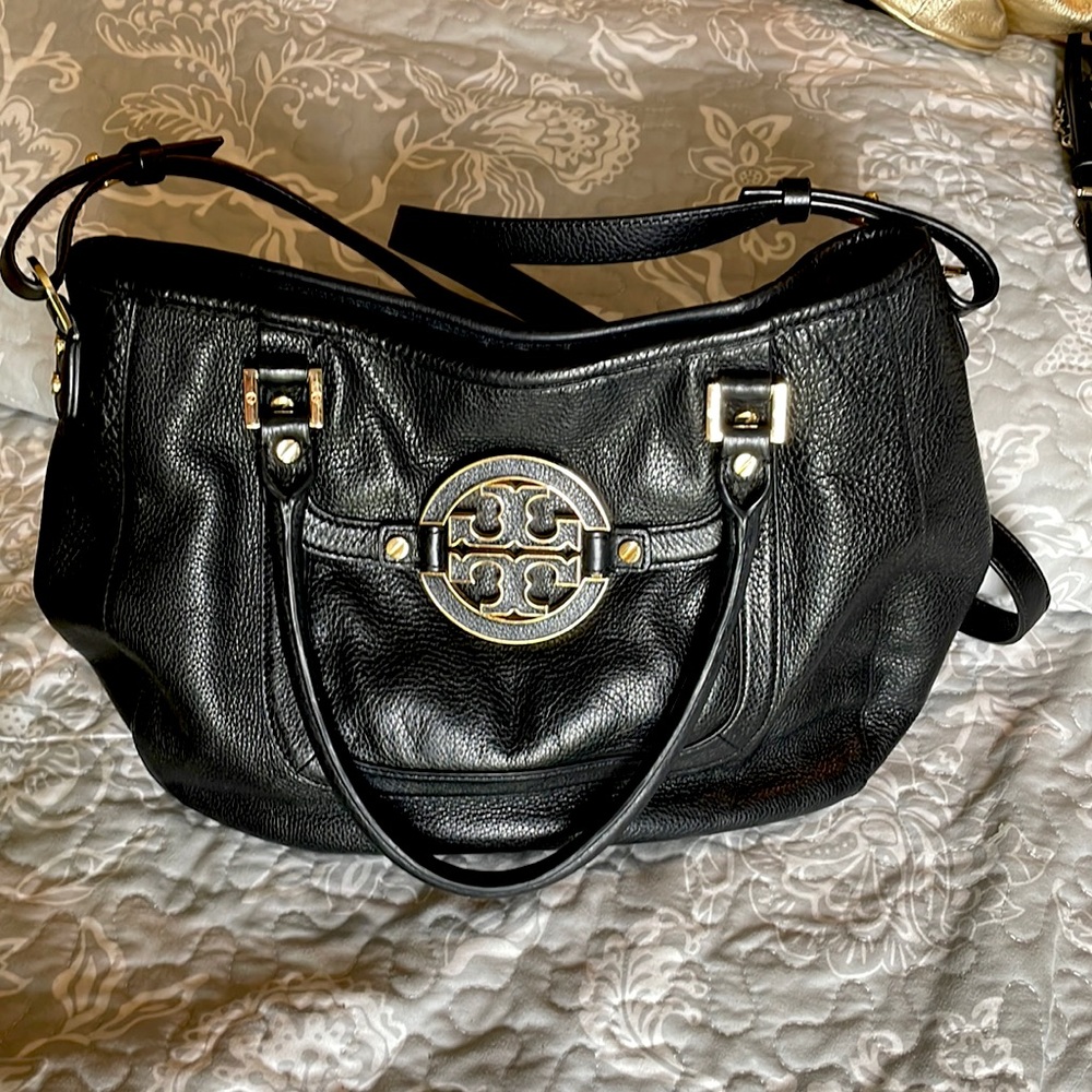 Soft black leather Tory Burch purse w/ detachable crossbody strap. Snap closure